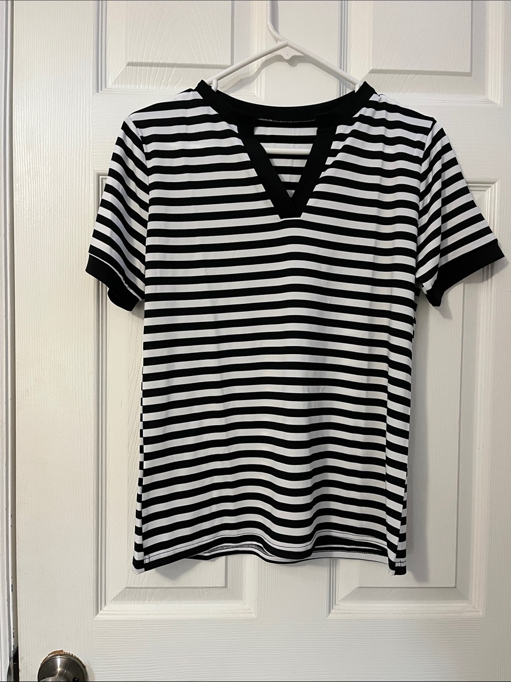 Black & White Striped V‑Notch Short Sleeve Top